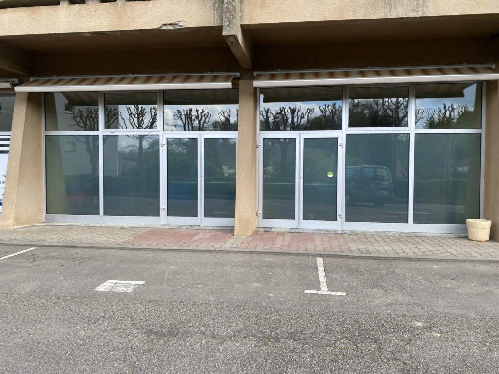 Vitrines d’un local commercial équipées d’un film pour vitrage, façade traitée depuis l’extérieur