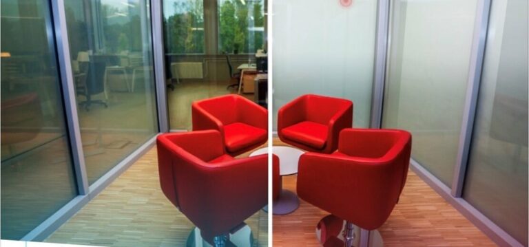 Salle de réunion vitrée : E-Film transparent à gauche, opaque à droite (visuel du fabricant)